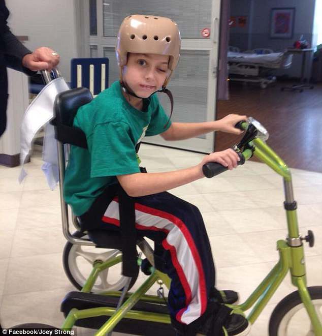 Ngày cậu bé 8 tuổi cùng em trai bị mẹ bắn vào đầu, không ai dám nghĩ ngày này sẽ đến